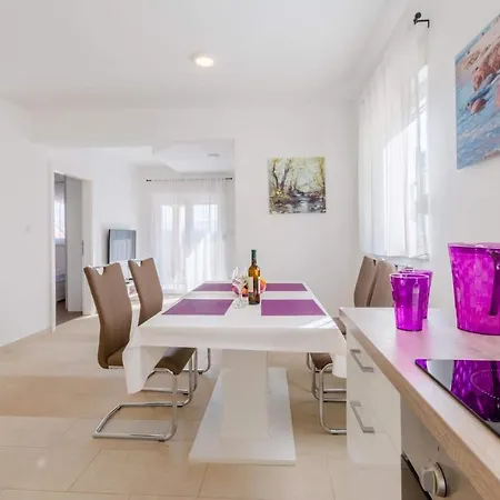 Kaja Apartment *